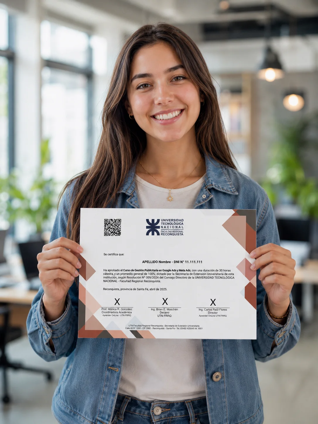 Egresada sosteniendo su certificación oficial UTN